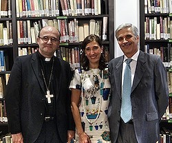 Monseñor Munilla con los autores del libro, Alfonso Basallo y Teresa Díez.