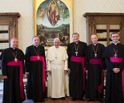 El obispo de Estonia - país casi sin católicos, muy descristianizado- y los de Letonia, con el Papa