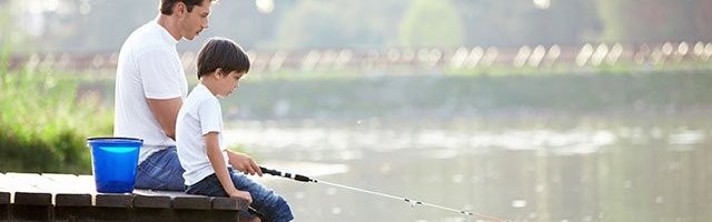 Padre e hijo de pesca