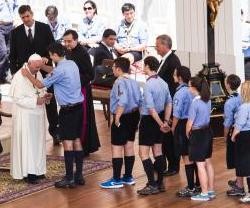 Jóvenes de Agesci, la mayor asociación de scouts católicos italiana, con el Papa Francisco