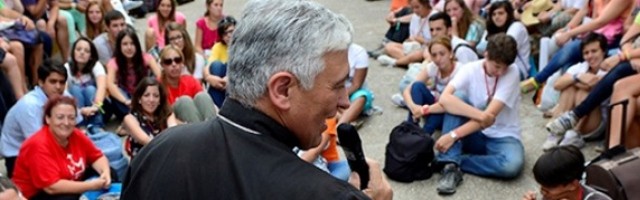 El obispo Zornoza, de Cádiz, ha recorrido las parroquias apuntando voluntarios a la Escuela de Evangelización y a la de Discipulado