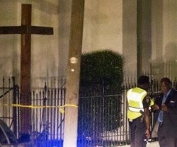 Escena nocturna en el exterior de la iglesia metodista de Charleston asaltada