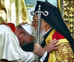 Francisco con el patriarca de Constantinopla, Bartolomé I, durante el viaje del Papa a Turquía en noviembre de 2014.