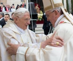 Benedicto XVI y Francisco se saludan - a Benedicto XVI se le llamó el Primer Papa verde, y habló mucho de ecología