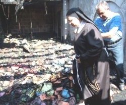 Una religiosa examina la zona destruida en los benedictinos de Tabga por el incendio provocado por extremistas