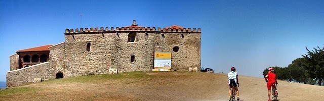 El monasterio de Tentudía, en lo alto de un cerro con impresionantes vistas sobre la provincia de Badajoz.