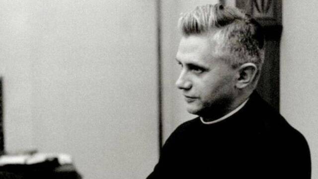 En 1968, Joseph Ratzinger multiplicaba su presencia teológica internacional tras haber sido teólogo de cabecera del cardenal Joseph Frings (en la foto) durante el Concilio.