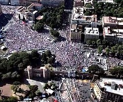 Cientos de miles de personas abarrotaron la plaza junto a la basílica de San Juan de Letrán.