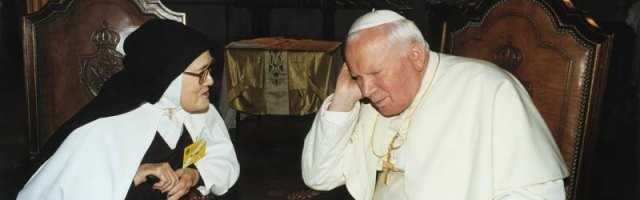 Sor Lucía con San Juan Pablo II, quien encargó al cardenal Caffarra crear un Instituto sobre Familia y Matrimonio donde se guarda la carta que él comenta