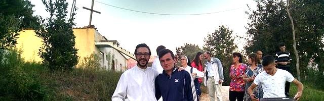 Laureano, misionero redentorista sevillano, con sus feligreses en Albania