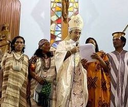 El obispo David Martínez con indígenas de la diócesis amazónica de Puerto Maldonado