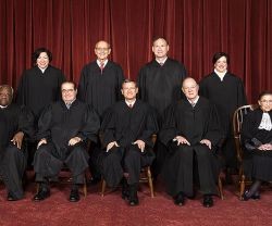 5 de estos 9 jueces del Tribunal Supremo de EEUU han decidido que la Constitución de 1789 obliga a imponer el matrimonio gay en todo el país