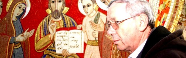 El padre Marko Iván Rupnik junto a uno de sus hermosos mosaicos