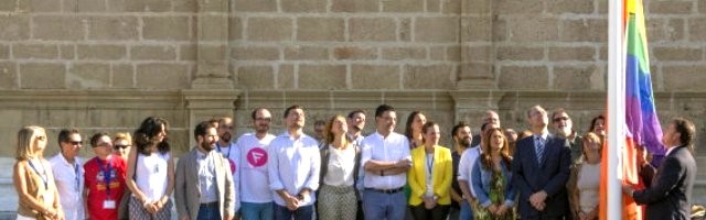 Todos los partidos del Parlamento Andaluz rinden pleitesía a la bandera de la ideología del lobby gay