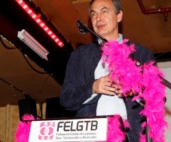 Zapatero, que usó sus 8 años de gobierno para desmantelar la familia y ampliar el aborto, recibiendo el Premio Pluma del lobby gay
