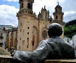 La estatua del escritor Álvaro Cunqueiro contempla la catedral de Mondoñedo, revalorizada por la Unesco con otros caminos hacia Santiago