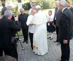 El Papa Francisco saluda a su amigo Paquito, un veterano misionero español en Ecuador desde los años 60