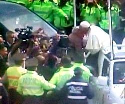 Las cámaras de TV recogieron la parada sorpresa del Papa, signo de su amor por los ancianos
