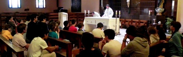Jóvenes de Lifeteen en la parroquia de Cristo sacerdote de Madrid - la Eucaristía del grupo es muy importante en este método