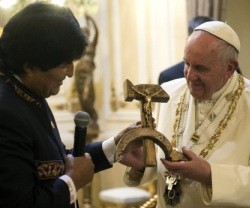 Evo Morales entrega al Papa un Cristo crucificado con la hoz y el martillo