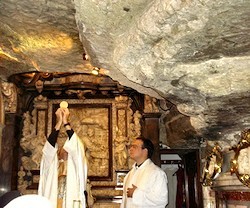 En esta cueva de Manresa la misma Virgen María inspiró a San Ignacio los Ejercicios Espirituales.