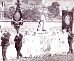 Procesión de Santa Ragenufle. Incourt, años 1920.