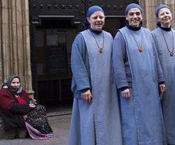 Hermanitas del Cordero en la parroquia de Sant Jaume de Barcelona - hacen apostolado entre pobres y mendigos