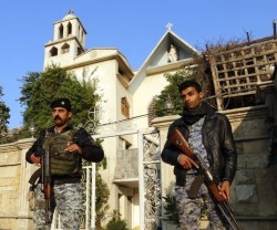 Iglesia católica caldea en Irak protegida por guardias armados contra ataques terroristas