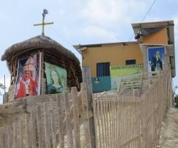 La humilde capilla en la ciudadela 11 de Diciembre -La Libertad, Ecuador- donde sucedió la agresión