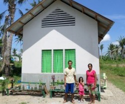 Una de las casas de la aldea que ha construido Cáritas con equipamientos para víctimas del Haiyán o Yolanda