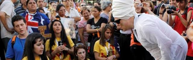 Un famoso activista gay madrileño hostiga a unos jóvenes católicos en la JMJ de Madrid 2011 - una foto icónica de la agresividad laicista del lobby gay