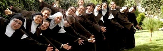 Una foto divertida con las novicias de las Carmelitas de Valladolid el mes de mayo de 2014