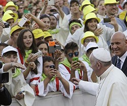 El Papa a los Monaguillos: «Sois más afortunados que Isaías. En la Eucaristía experimentáis a Jesús»