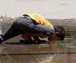 Los Maristas y a la Iglesia armenia-católica se encargan de repartir agua a la población de Alepo