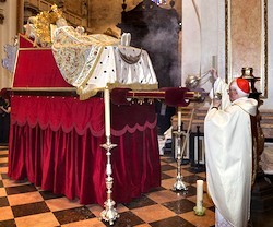 El cardenal Cañizares perfuma con incienso la imagen de la Virgen Durmiente.