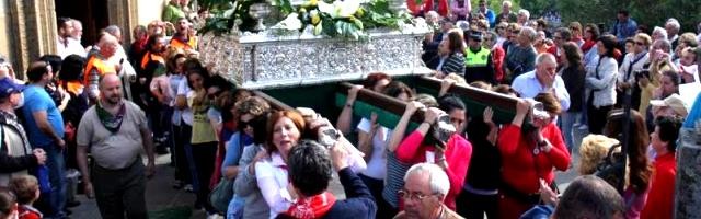 Procesión de la Virgen del Puerto en la provincia de Madrid - la devoción popular mueve muchas personas, pero abundan los cristianos poco o nada practicantes