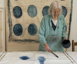 La pintora Isabella Ducrot reflexiona sobre la espiritualidad de trabajar las telas