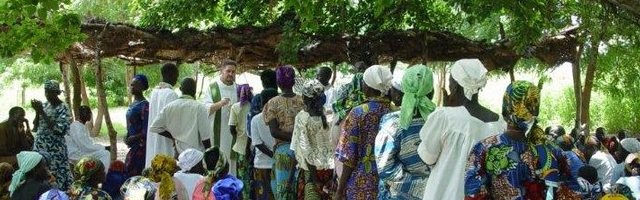 El padre Gabriel, misionero javeriano, reparte la comunión en una de sus comunidades de Chad, sin edificio de iglesia