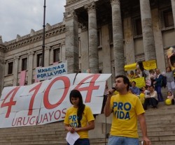 La sociedad uruguaya está movilizada contra el aborto, que se implantó con cifras falsas y mentiras