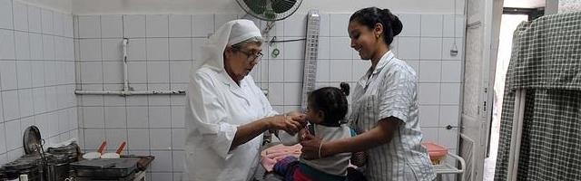 La hermana Reyes Callis atiende a un niño en Samalut - ha desarrollado su propio ungüento para quemaduras con muy buenos resultados