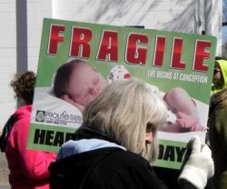 Una manifestante contra la multinacional del aborto Planned Parenthood