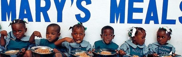 Dar de comer a los niños que lo necesitan en nombre de María: una iniciativa que recorre el mundo.