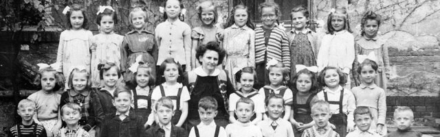 Niños y maestra de una escuela húngara en el curso 19551956... el episodio recogido por Winowska no especifica en qué ciudad o escuela sucedió
