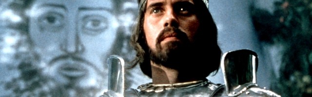 El actor Nigel Terry -recientemente fallecido- interpreta al Rey Arturo en la película Excalibur, con un icono de Cristo tras él