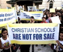 Manifestación y huelga en el inicio de curso en Nazaret, contra los graves recortes estatales a la escuela cristiana