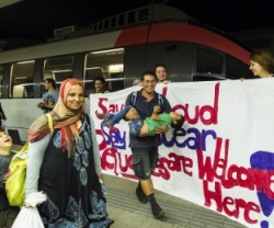 Un cartel de voluntarios en la estación de tren de Viena declara bienvenidos a los refugiados