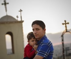 Un padre y un hijo cristianos refugiados en Jordania huyendo de la guerra