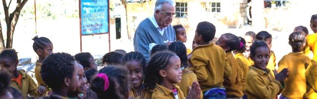 El padre Roca con los niños etíopes de las misiones salesianas, a los que ha dedicado casi 3 décadas
