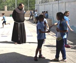 El patio de uno de los colegios de los franciscanos en Tierra Santa... las escuelas cristianas suman 33.000 alumnos y 3.000 profesionales