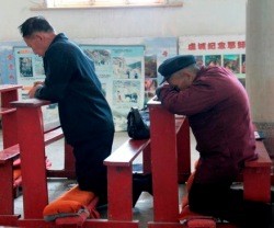 Cristianos chinos en oración... aumenta el número de conversos, pero falta clero y templos para atenderlos